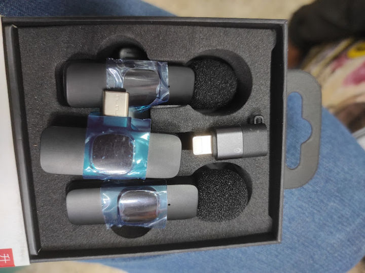 WIRELESS%20LAVALIER%20/%20CLIP-ON%20MICROPHONE%20FOR%20Lighting%20Port-%20Black%20-%20Image%208