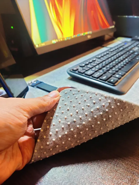 Anti-slip%20/%20non-slip%20felt%20desk%20mousepad%20/%20deskmat%20in%20two%20different%20sizes%20for%20home%20computer%20workspace,%20office%20and%20multipurposes%20-%20Image%205