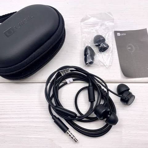 UIISII%20HM%2013%20earphone%20powerful%20sound%20experience%20-%20Image%202