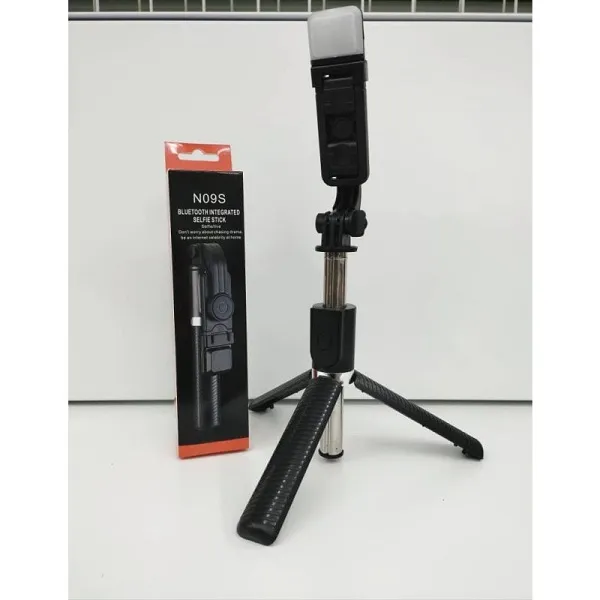 Q07%20Foldable%20Selfie%20Stick%20Tripod%20with%20Bluetooth%20Remote%20and%20Fill%20Light%20100cm%20-%20Image%203
