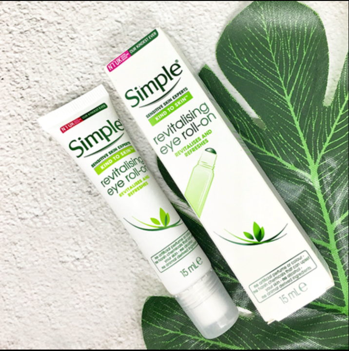 Simple%20Kind%20to%20Eyes%20Revitalising%20Eye%20Roll-on%20-%20Image%204