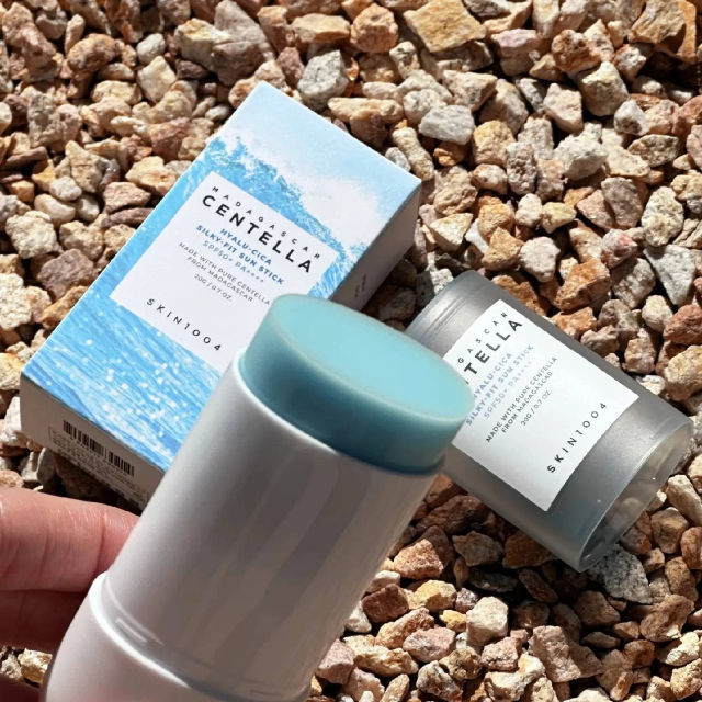 SKIN1004%20Madagascar%20Centella%20Hyalu-Cica%20Silky-Fit%20Sun%20Stick%20-%20Image%202