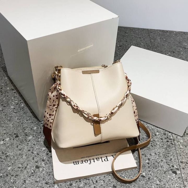 Fashion%20Large%20Capacity%20Chain%20Bucket%20Bag%20Women's%20New%20Chain%20Handheld%20Shoulder%20Bag%20Code-N268%20-%20Image%203