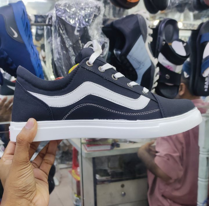 Fashionable%20Fabrics%20Sneaker%20Shoes%20for%20Men-%20Black&%20White%20Color%20-%20Image%205