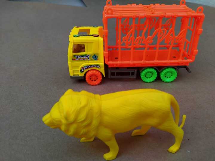 Lion%20Carrier%20Truck%20-%20Friction%20Powered%20Toy%20for%20Kids%20-%20Image%204
