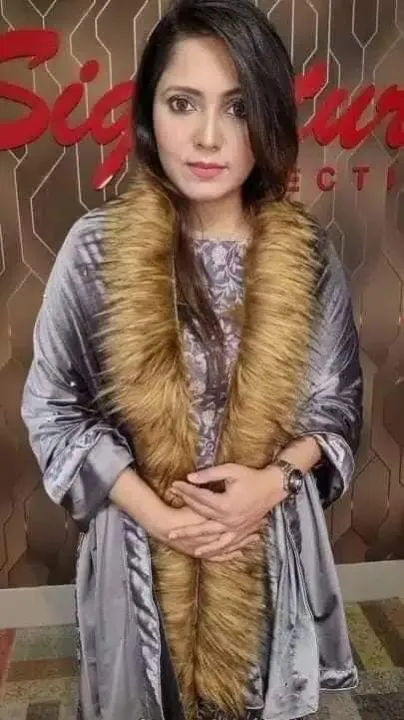 Indian%20New%20Velvet%20Shawls%20With%20Stone%20Work%20Fabric%20For%20Women%20in%20Winter%20-%20Image%204