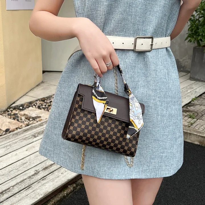 The%20Trendy%20Ladies%20Bags%20Are%20Fashionable%20and%20Casual,%20with%20Dot%20Print,%20Lock%20Buckle,%20Chain,%20Scarf,%20and%20Crossbody%20Small%20Square%20Bag%20-%20Image%204