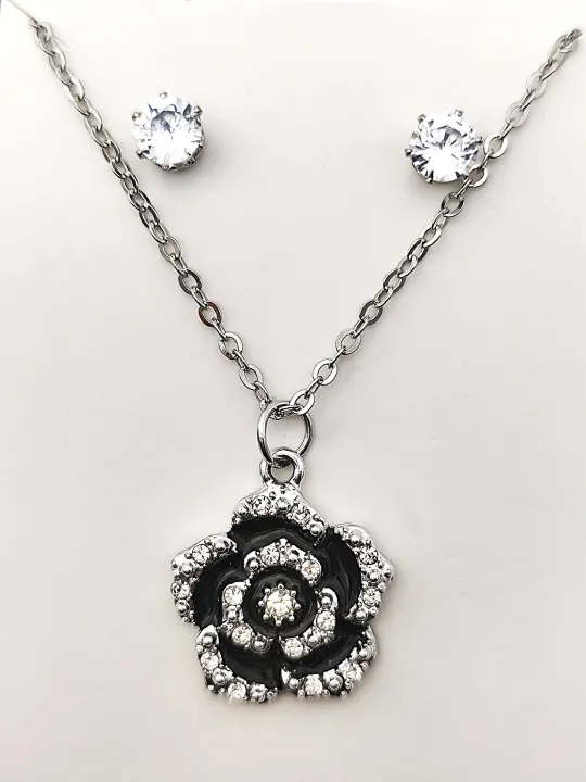 Chic%20Floral%20Pendant%20Necklace%20with%20Matching%20Stud%20Earrings%20Simple%20Leaf%20Clover%20Chain%20Necklace%20Women%20Fashion%20-%20Image%202