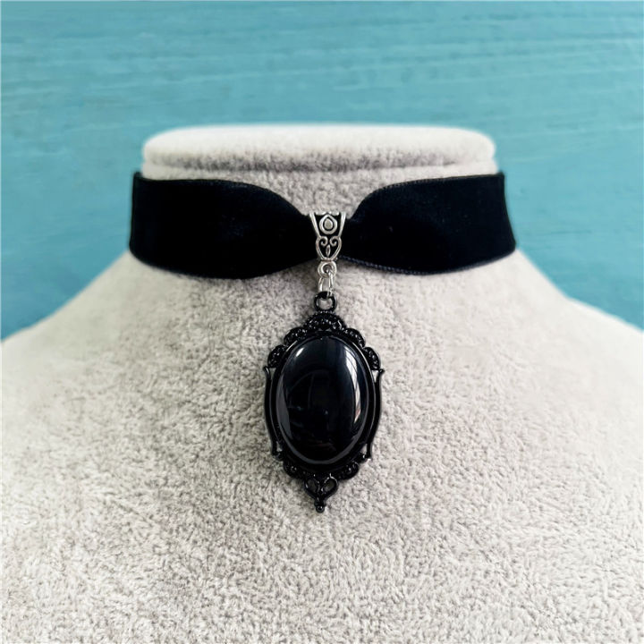 Gothic%20Vampire%20Pendant%20Choker%20Necklace%20Red%20Crystal%20Velvet%20Chain%20for%20Women%20and%20Girls%20-%20Image%202