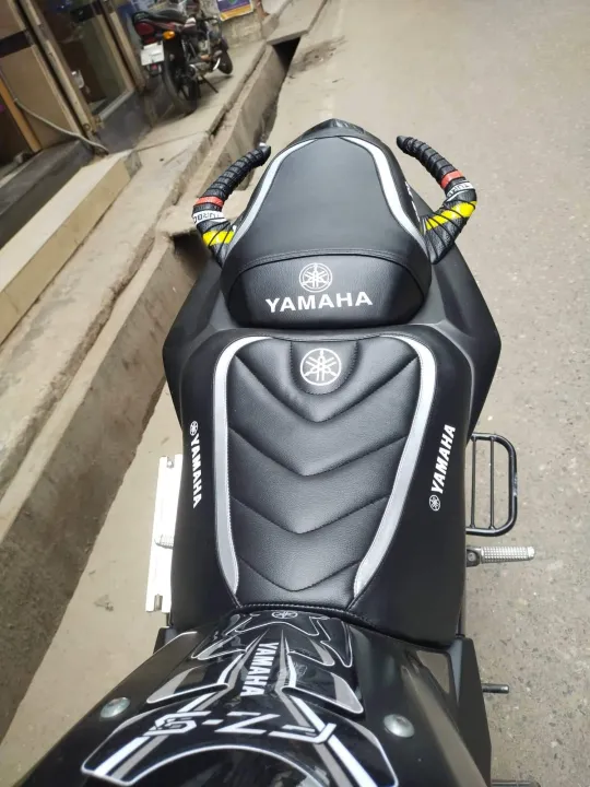 Yamaha%20Fzsv2%20golden%20modified%20seat%20cover%20-%20Image%206