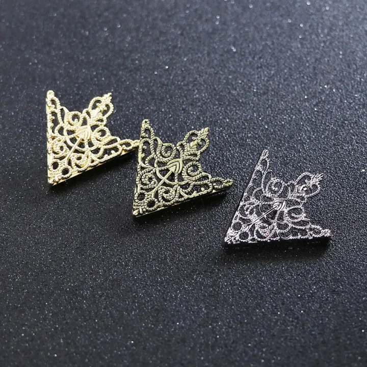 Triangle%20Shirt%20Collar%20Pin%20for%20Men%20-%20Stylish%20Brooch%20Emblem%20Jewelry%20-%20Image%203