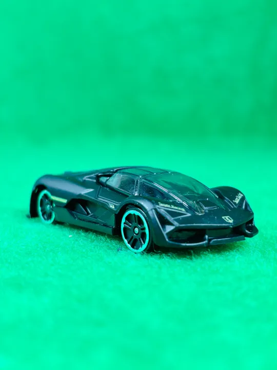 Hot%20Wheels%20Lamborghini%20Huracan%20Black%20Diecast%20Car%20Collector's%20Item%20-%20Image%202