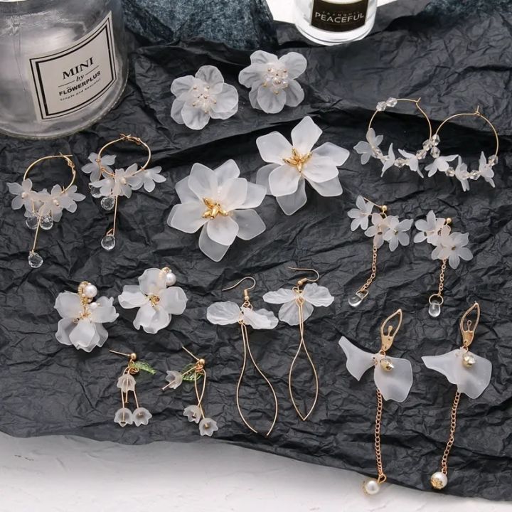 1%20pair%20beautiful%20transparent%20most%20demanding%20earrings%20for%20women%20-%20Image%202
