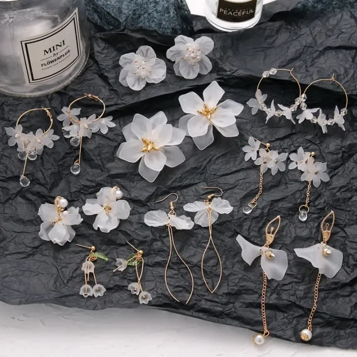 1%20pair%20beautiful%20transparent%20most%20demanding%20earrings%20for%20women%20-%20Image%202