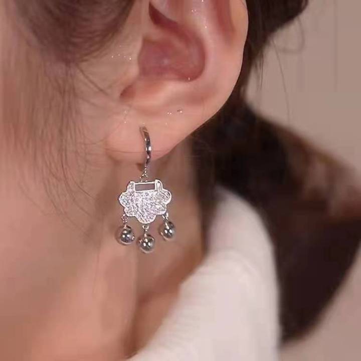 Douyin%20step%20by%20step,%20Chinese%20style,%20Ping%20An%20lock%20ear%20buckles,%20female%20tassels,%20bell%20earrings,%20temperament,%20light%20luxury%20earrings%20-%20Image%204