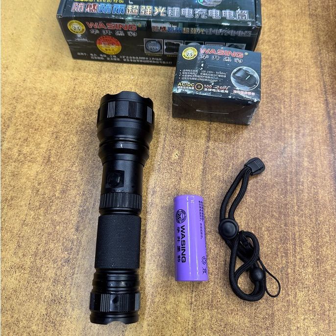 WASING%20WFL-H11%20Strong-Powered%20Beam%2010W%20LED%20Torch%20Light%20with%2026650%C3%971%205000mAh%20High%20Capacity%20Lithium-ion%20Rechargeable%20Battery%20&%20Max%201000%20Lumens%20Brighter%20Flashlight%20-%201%20Piece%20-%20Image%209