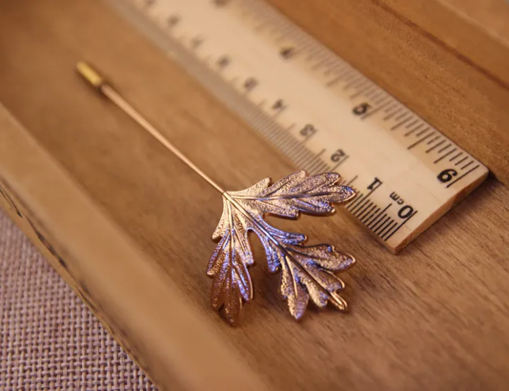 Maple%20Metal%20Leaf%20Lapel%20Pin%20Brooch%20For%20Men%20&%20Women%20Fashion%20Accessories%20-%20Image%205