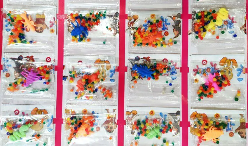 Kambagal osiyolik qiz gangbanged oladi