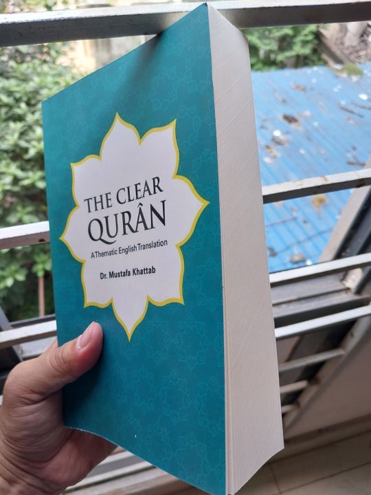 The%20Clear%20Q'uran:%20A%20Thematic%20English%20Translation%20by%20Dr.%20Mustafa%20Khattab%20-%20Premium%20Quality%20-%20Paperback%20-%20Image%202