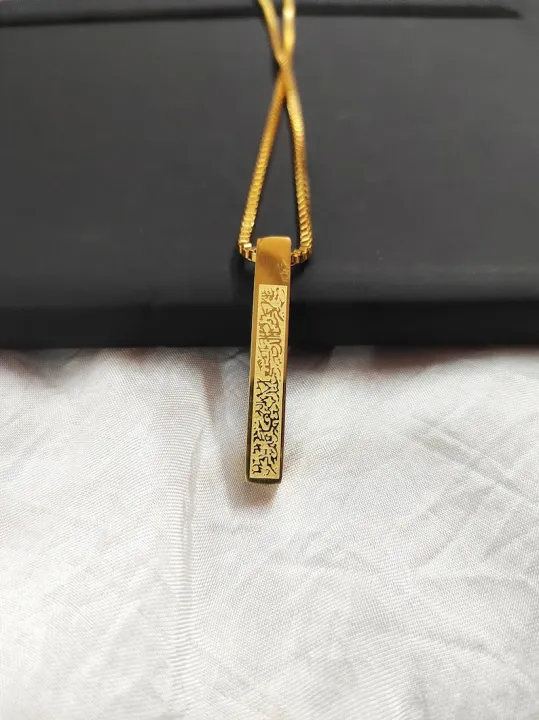 Elegant%20Stainless%20Steel%20Bracelet%20for%20Men%20-%20Fashionable%20High-Quality%20Metal%20Bracelet%20with%20Brand%20Logo%20-%20Image%204