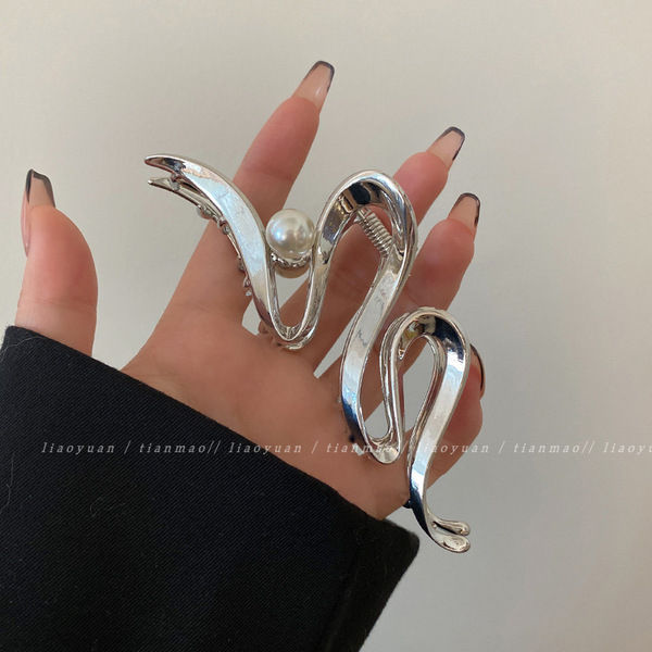 Stylish%201%20Piece%20Hair%20clips%20For%20Women%20Imported%20From%20China%20-%20Image%205