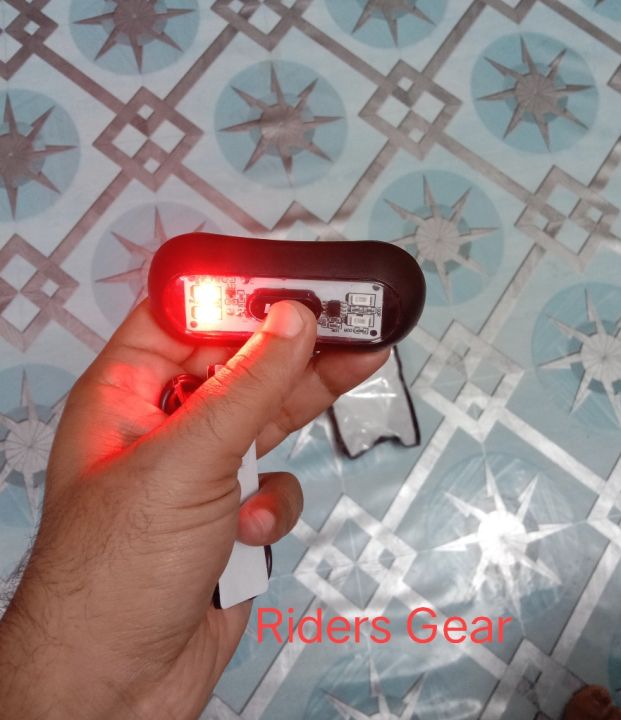 Helmet%20Light%20With%20USB%20Charging%20System%20And%20Velcro%20Strip.%20Safety%20Signal%20Light%20For%20More%20Visibility%20Motorcycle%20Helmet%20Tail%20Light%20-%20Image%204