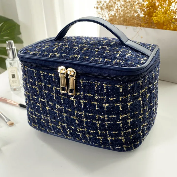 Large%20Capacity%20Cosmetic%20Bag%20with%20Zipper%20Closure%20Makeup%20Bag%20Durable%20Polyester%20Vanity%20Bag%20Portable%20Toiletry%20Bag%20-%20Image%207