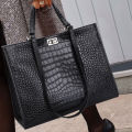 Genuine leather crocodile print handbag bag women's 2024 new fashion and versatile temperament retro classic large capacity tote bag. 