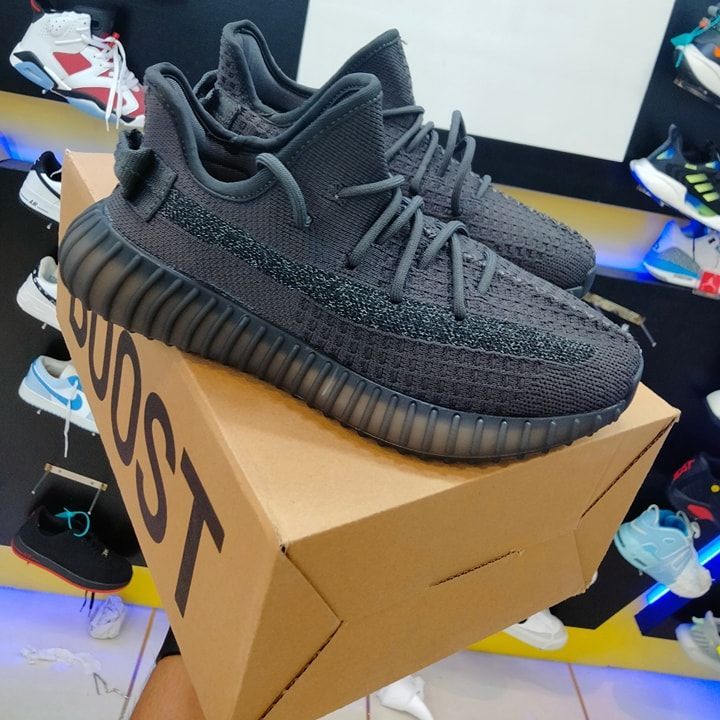 Men's%20Yeezy%20Boost%20350-V2%20Trendy%20Sneakers%20for%20Men%20-%20Comfortable%20and%20Suitable%20for%20All%20Seasons%20-%20Image%202