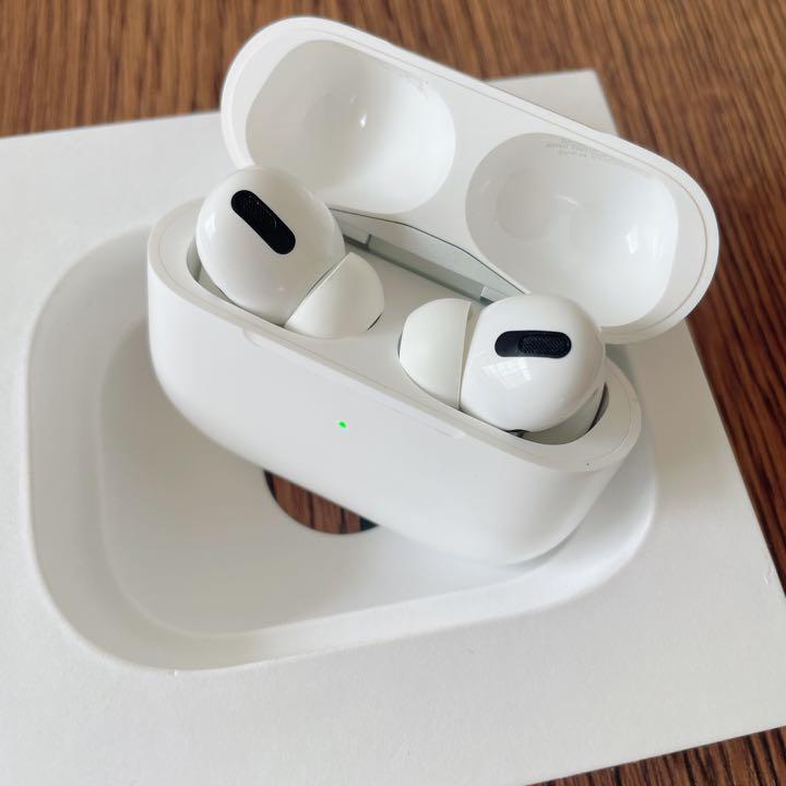 Apple_AirPods_Pro%20ANC%20MADE%20IN%20DUBAI%20Active%20Noise%20Reduction%20-%20Image%204