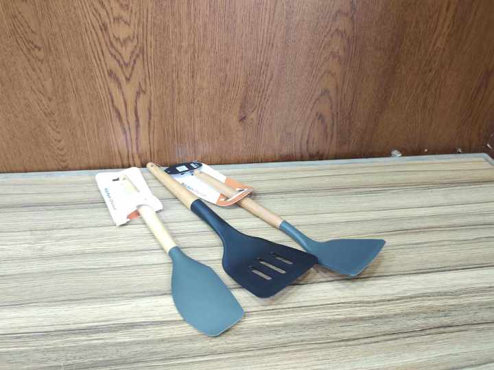 3%20pcs%20Silicone%20Spatula%20Wooden%20Handle%20Non-Stick%20Kitchen%20Utensils.%20Kitchen%20Heat%20Resistant%20Silicone%20Spatula%20Multicolor.%20CD:360.%20-%20Image%202