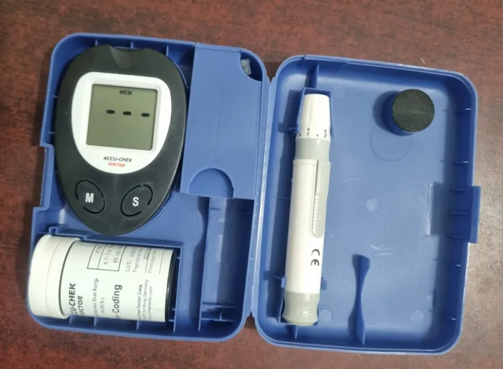 Accu%20Chek%20Doctor%20Instants%20Blood%20Glucose%20Monitor%20digital%20machine%20-%20Image%204