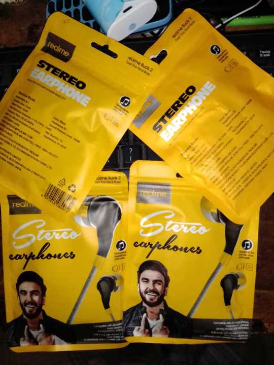 Realme%20stereo%20earphone%20Buy%201%20Get%201%20Free%20-%20Image%204