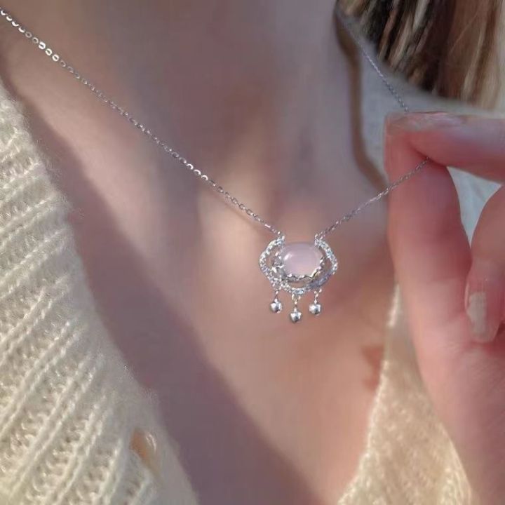 Cat's%20eye%20stone%20safety%20lock%20necklace%20for%20women,%20light%20luxury,%20retro%20niche%20design,%20gift%20to%20best%20friend%20and%20girlfriend,%20clavicle%20chain,%20cool%20style%20-%20Image%202