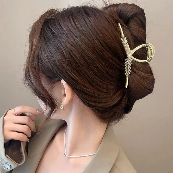 1%20Piece%20Premium%20Golden%20Punch%20Clip%20Crown%20Hair%20Clip,%20Elegant%20Style%20-%20Image%204