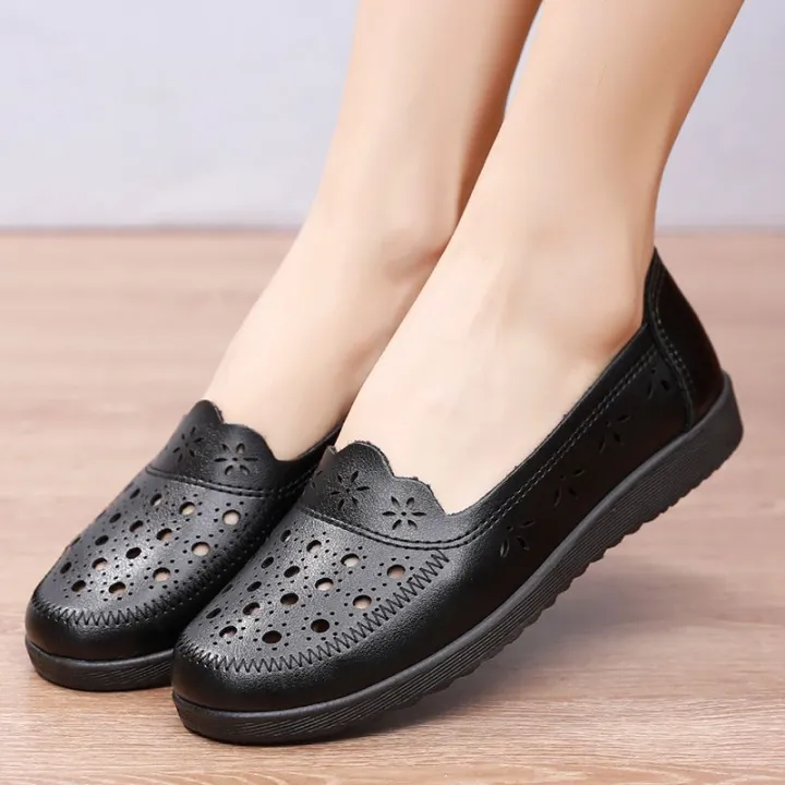 Summer%20New%20Middle-Aged%20and%20Elderly%20Leather%20Shoes%20Comfortable%20and%20Non-Slip%20Sandals%20Women's%20Soft%20Leather%20Hollow%20out%20Breathable%20Coros%20Shoes%20Soft%20Bottom%20Mom%20Shoes%20-%20Image%204