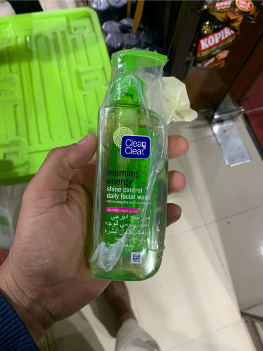 Clean%20&%20Clear%20Morning%20Energy%20Shine%20Control%20Daily%20Face%20Wash%20with%20Lemongrass%20&%20Fruit%20Extracts,%20Oil-Free,%20150ml%20-%20Image%206