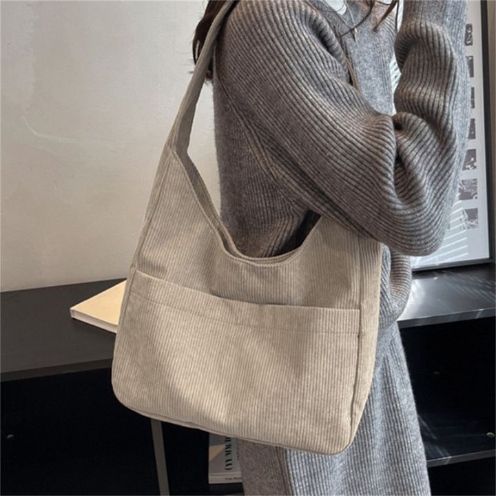 Large%20Capacity%20Tote%20Bags%20Women's%20New%20Trendy%20Shoulder%20Bag%20Simple%20And%20Versatile%20Commuter%20Bag%20Fashion%20Trendy%20Student%20Classroom%20Bags%20-%20Image%204