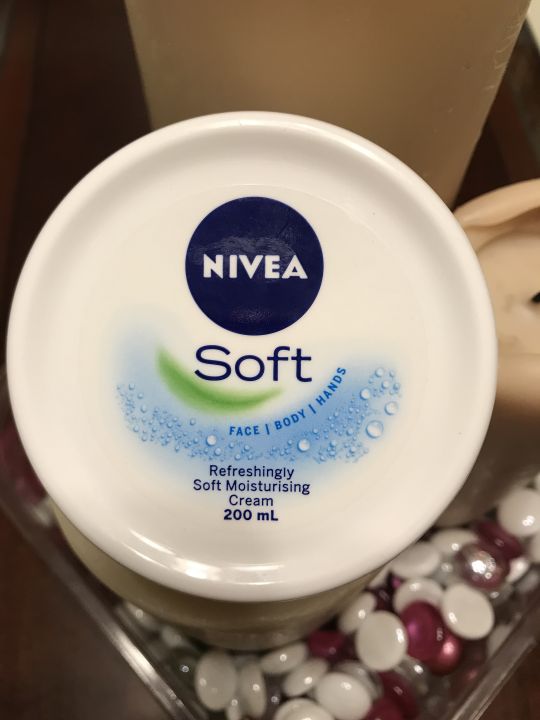 Nivea Soft Jar Moisturising Cream 200 ml  (International)