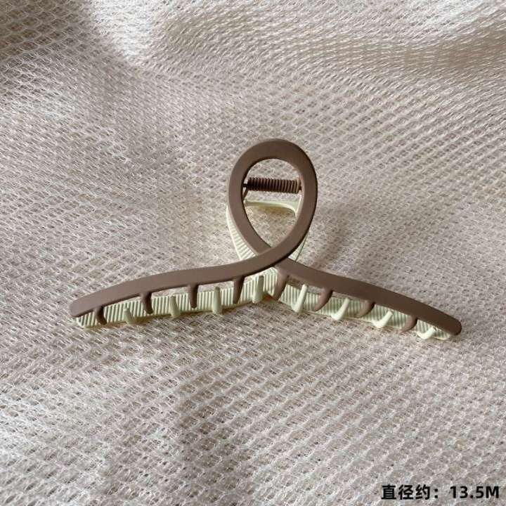 Korean%20version%20high%20end%20alloy%20solid%20color%20with%20versatile%20temperament%20simple%20and%20minimalist%20style%20shark%20shaped%20hair%20clip%20at%20back%20of%20the%20head%20-%20Image%209