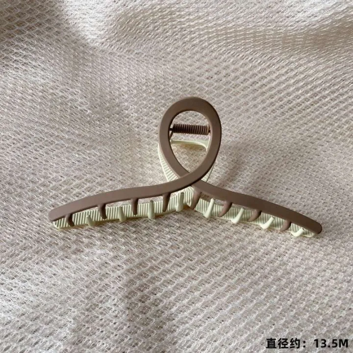 Korean%20version%20high%20end%20alloy%20solid%20color%20with%20versatile%20temperament%20simple%20and%20minimalist%20style%20shark%20shaped%20hair%20clip%20at%20back%20of%20the%20head%20-%20Image%209