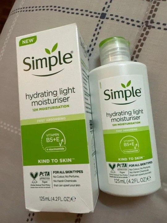 Simple%20Face%20Moisturiser%20-%20Simple%20Kind%20To%20Skin%20Hydrating%20Light%20Moisturiser%20125ml%20-%20Image%206