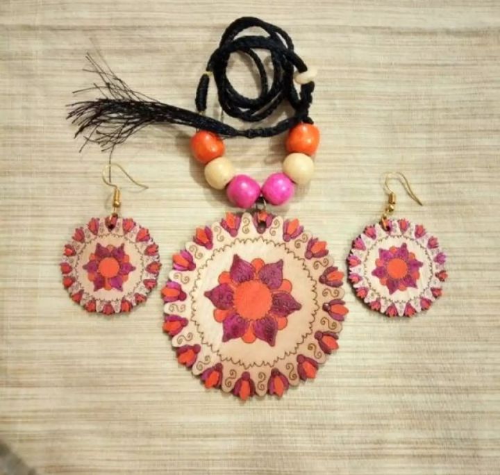 Wooden%20Hand%20Painting%20Exclusive%20Jewellery%20Set%20/Wooden%20Hand%20Painting%20Handicraft%20Jewellery%20Set%20/Wood%20Base%20Jewellery%20Set%20For%20Women%20/Girls%20-%20Necklace%20For%20Girls%20-%20Image%203