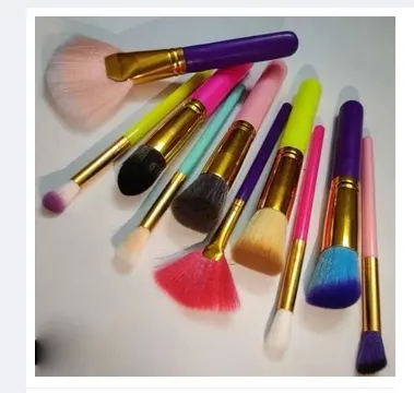 Soft%20Kabuki%20Makeup%20Brush%20Set%2010%20Pieces%20Premium%20Synthetic%20Kabuki%20Makeup%20Brush%20Set-Black%20Gold%20-%20Image%208