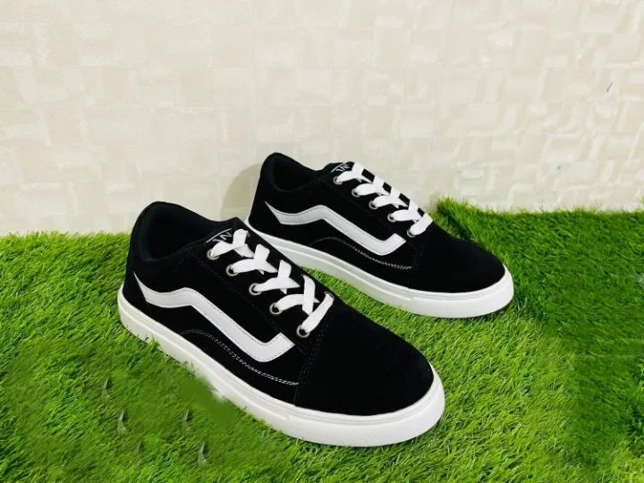 Fashionable%20Fabrics%20Sneaker%20Shoes%20for%20Men-%20Black&%20White%20Color%20-%20Image%204