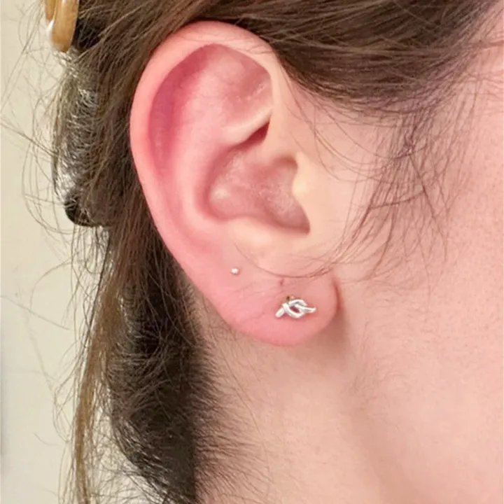 Knotted%20small%20stud%20earrings%20feminine%20light%20luxury%20cold%20niche%20design%20sense%20screw%20screw%20earrings%20simple%20and%20versatile%20small%20earrings%20-%20Image%204