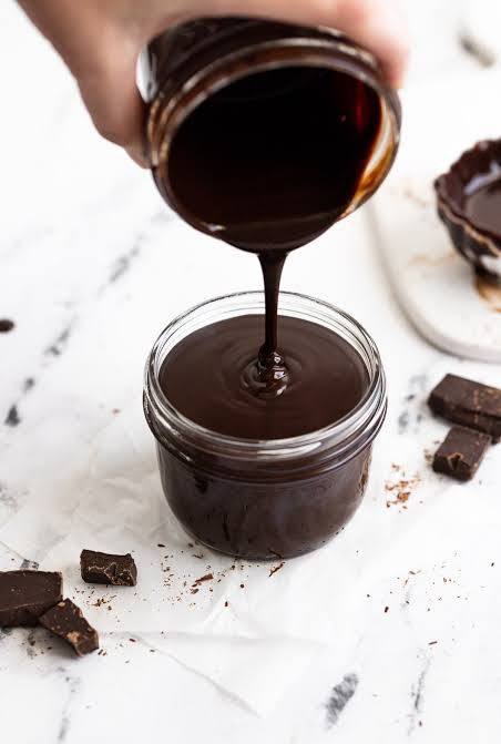 Hershey'S%20Chocolate%20Syrup-680ml%20-%20Image%202