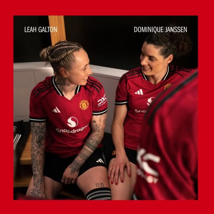 Manchester%20United%202025-26%20Home%20Jersey%20for%20Men%20%E2%80%93%20Short%20Sleeve%20Thai%20Premium%20Football%20Shirt%20%7C%20New%20Season%20Red%20Fan%20Kit%20%7C%20Breathable%20Mesh%20Fabric%20-%20Image%208