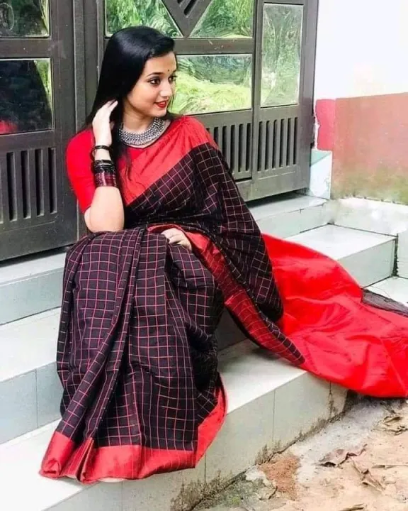Checkered%20Elegance%20with%20the%20Black%20and%20White%20Cotton%20Dhupian%20Check%20Saree%20-%20A%20Stylish%20Choice%20for%20All%20Seasons%20and%20Casual%20Wear%20-%20Image%204