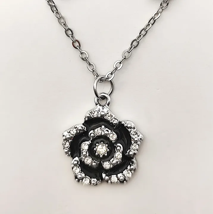 Chic%20Floral%20Pendant%20Necklace%20with%20Matching%20Stud%20Earrings%20Simple%20Leaf%20Clover%20Chain%20Necklace%20Women%20Fashion%20-%20Image%204